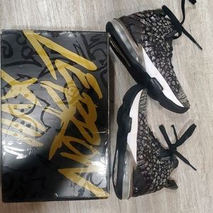 LEBRON XV11 SIZE 4Y.